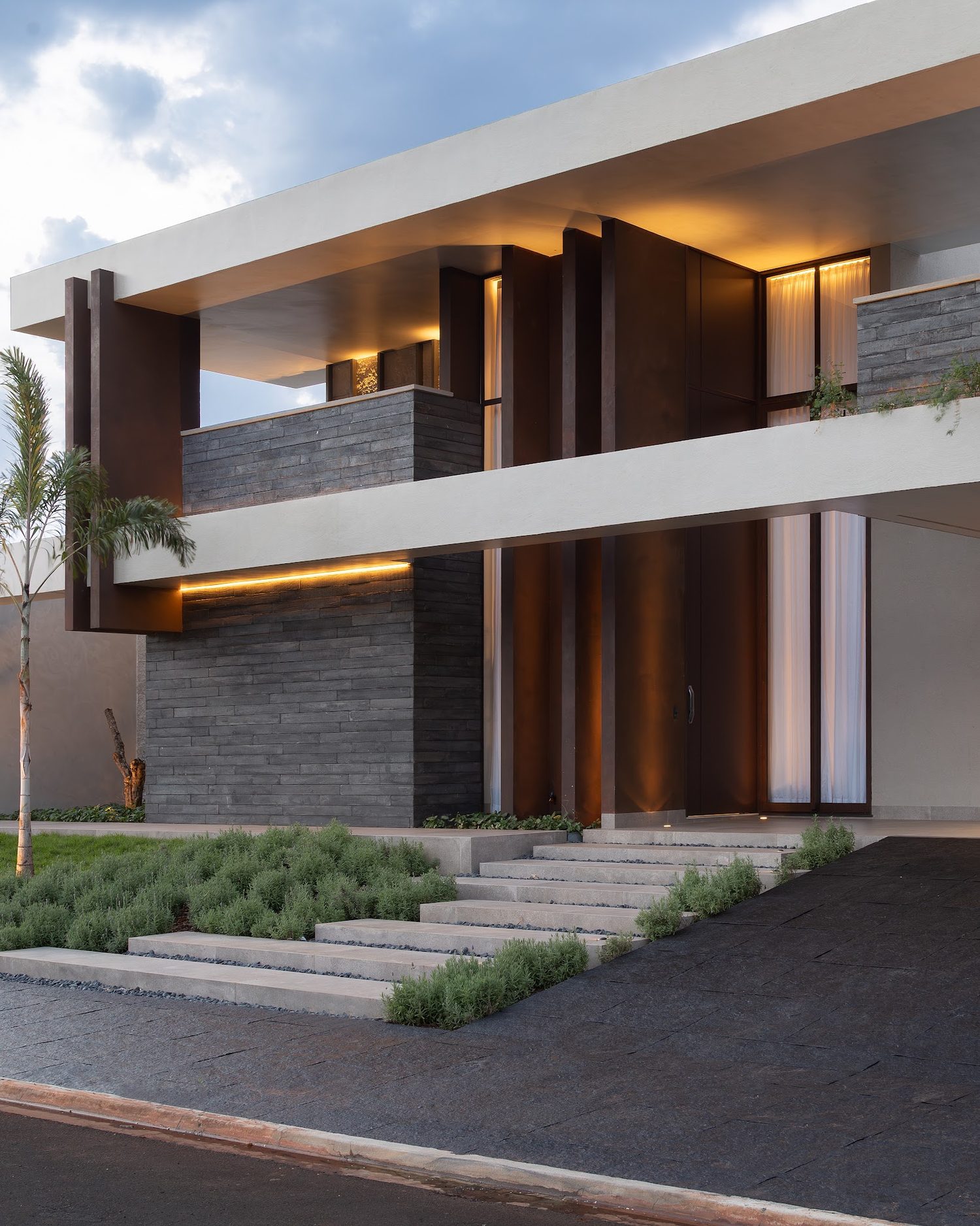 Interior residencial projetado pelo escritório Carmo Jr.
